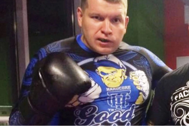 «Гематомы на лице, разбиты губы»: скандально известного бойца без правил обвинили в избиении в центре Екатеринбурга