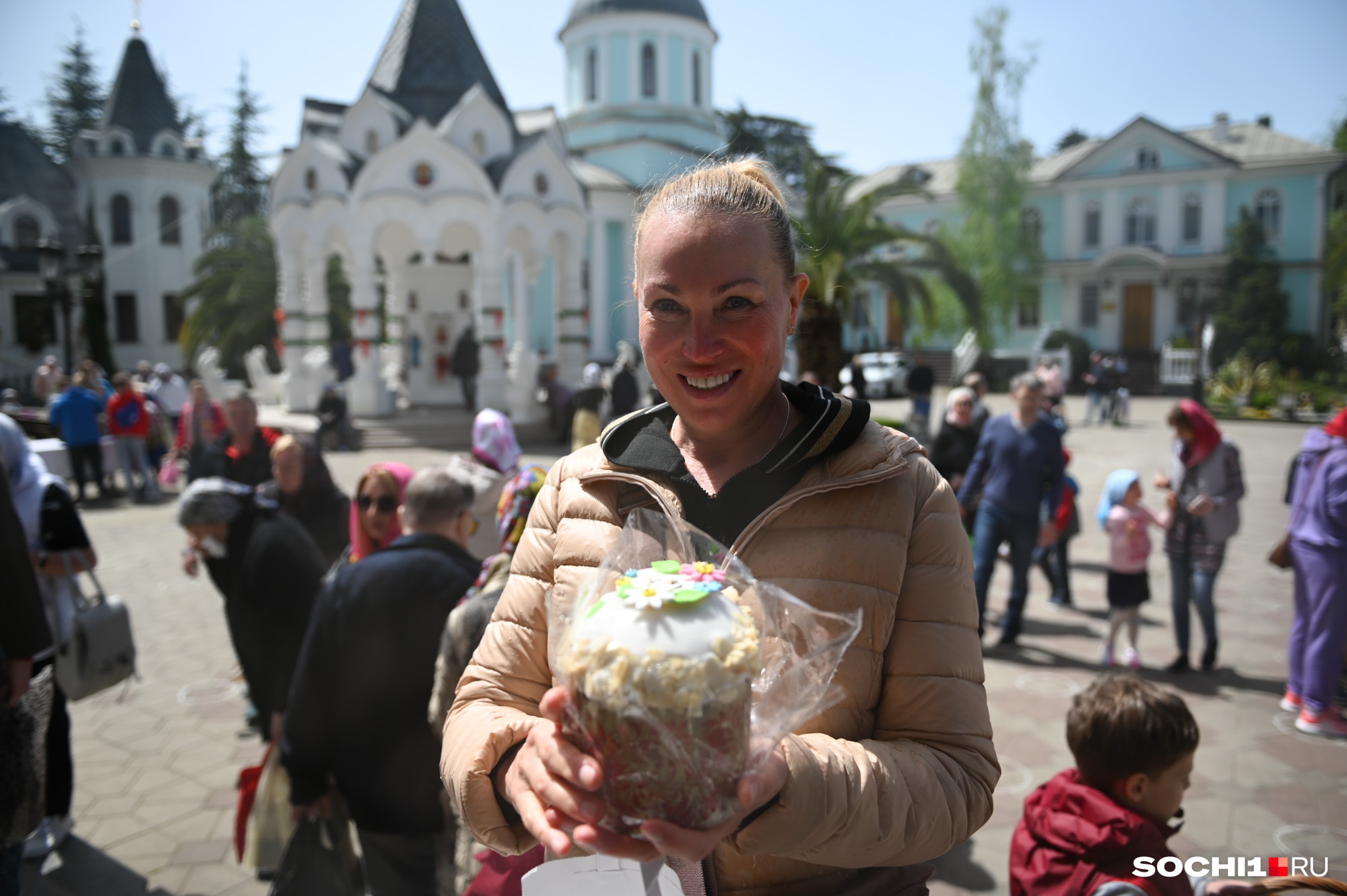 Люди радуются воскрешению Христа и первому теплому дню Люди радуются воскрешению Христа и первому теплому дню