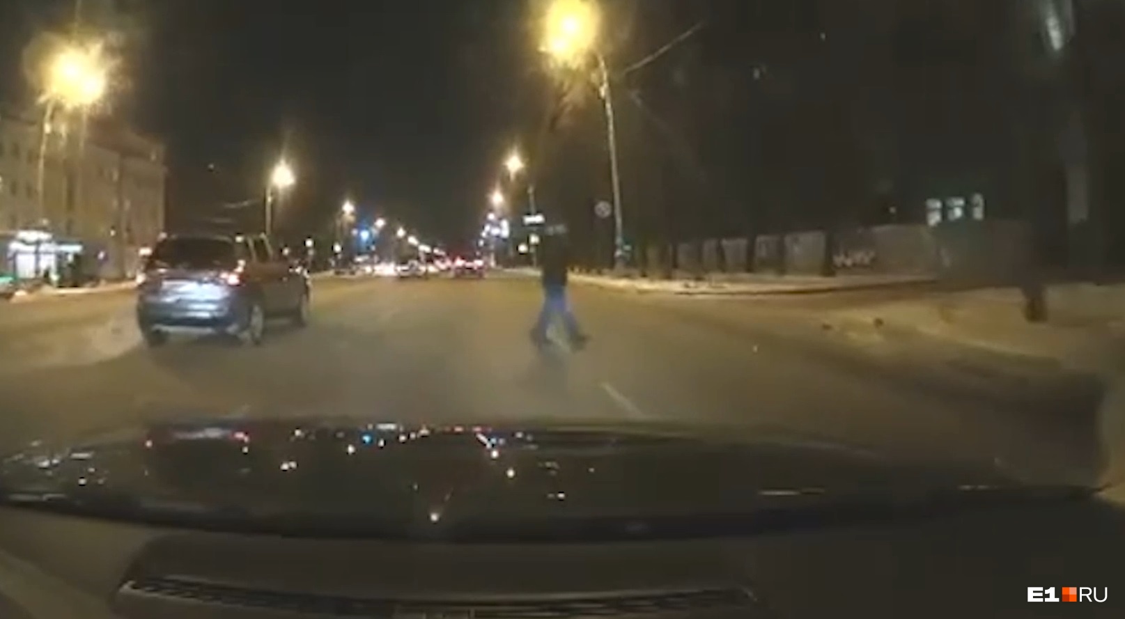 В центре Екатеринбурга прохожий едва не попал под колеса двух машин. Третья врезалась в дерево