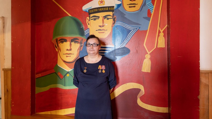«По гороскопу я — Лев». Как единственная в области женщина-комиссар 30 лет поднимает военкомат в тюменском селе