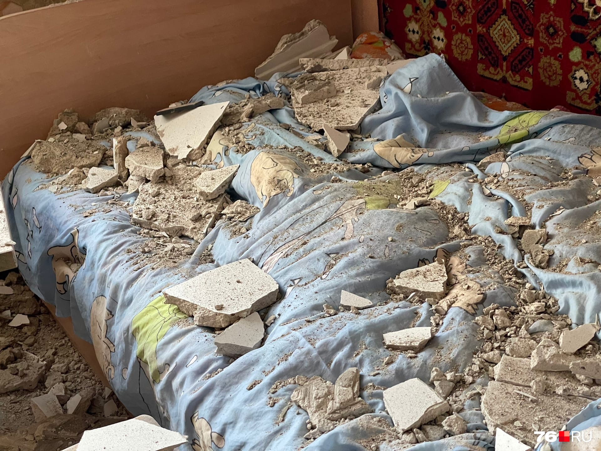 Куски штукатурки грохнулись с потолка на кровать, где обычно играют дети