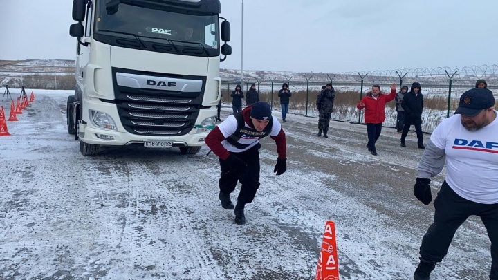 Силач из Красноярска отбуксировал 8-тонный грузовик и установил рекорд России
