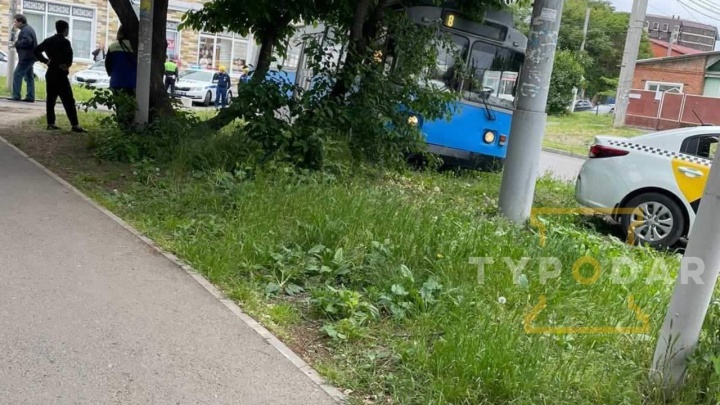 В Краснодаре троллейбус сбил человека на переходе, он находится под машиной в неизвестном состоянии