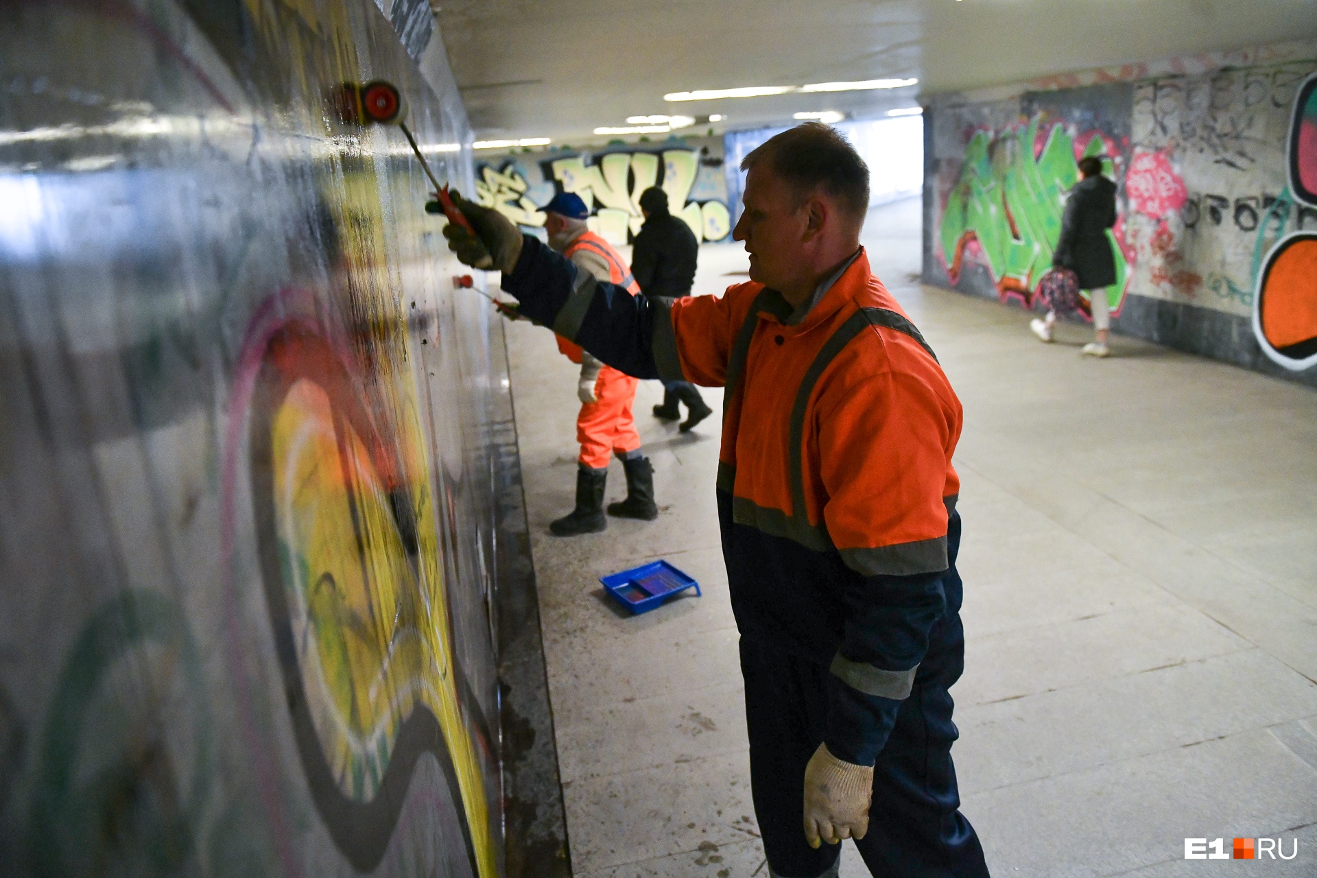 В Екатеринбурге коммунальщики раз в году устраивают большую чистку стен от рисунков