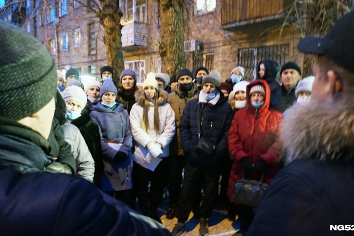 Жильцы собрались вечером для обсуждания проблемы Жильцы собрались вечером для обсуждания проблемы