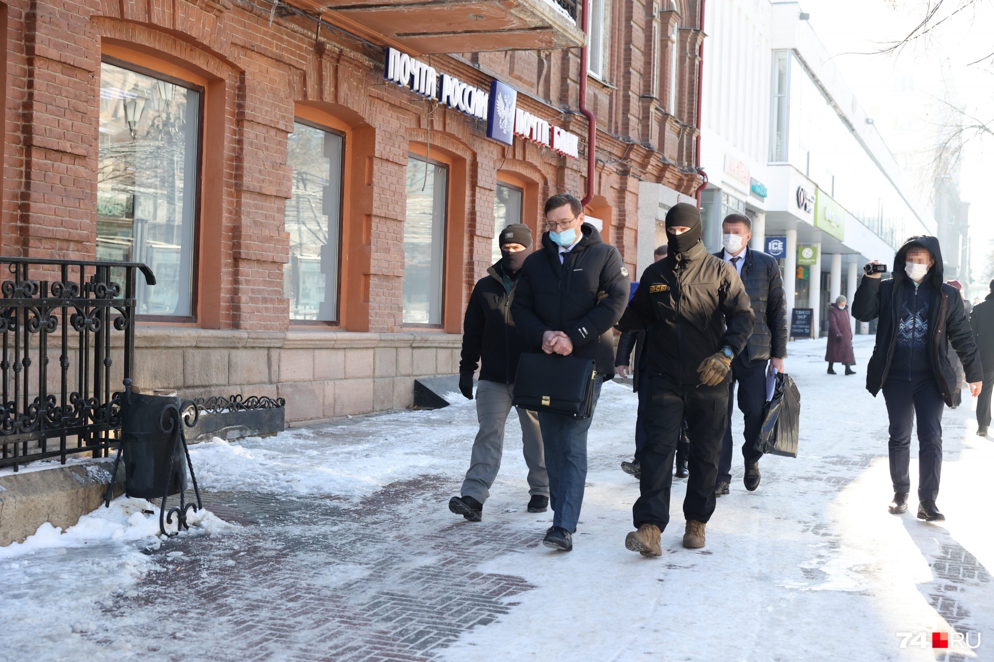 Всё происходившее, как и положено в таких случаях, снимали на видео Всё происходившее, как и положено в таких случаях, снимали на видео