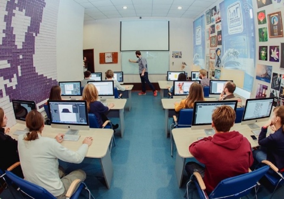 С самого первого занятия студенты садятся за компьютеры
