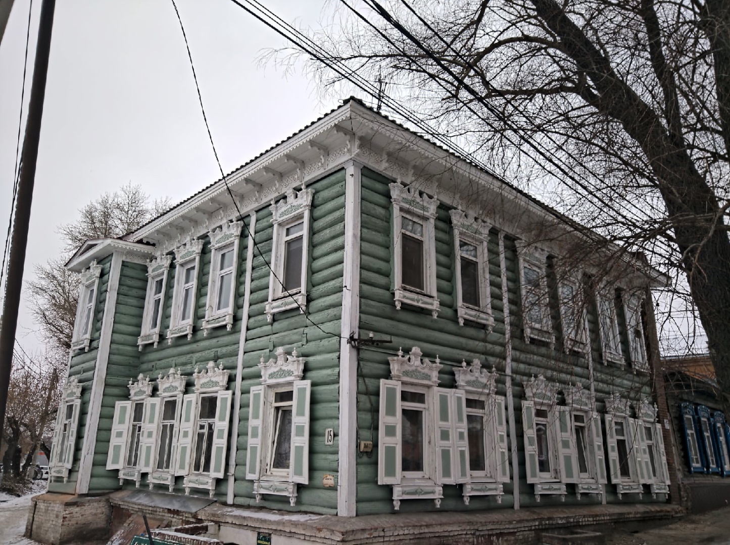 Омичи своими силами восстановили фасад старинного дома на Пушкина
