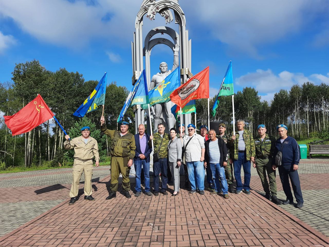 Градоначальница сфотографировалась у памятника павшим солдатам вместе с десантниками Градоначальница сфотографировалась у памятника павшим солдатам вместе с десантниками