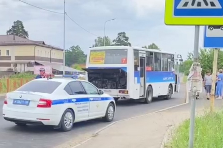 Автобус сбил 14-летнего мальчика, который переходил дорогу по нерегулируемому пешеходному переходу в Ангарске Автобус сбил 14-летнего мальчика, который переходил дорогу по нерегулируемому пешеходному переходу в Ангарске