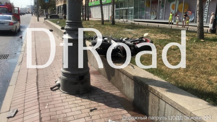 Легковушка столкнулась с мотоциклистом на Кутузовском проспекте. Есть пострадавшие