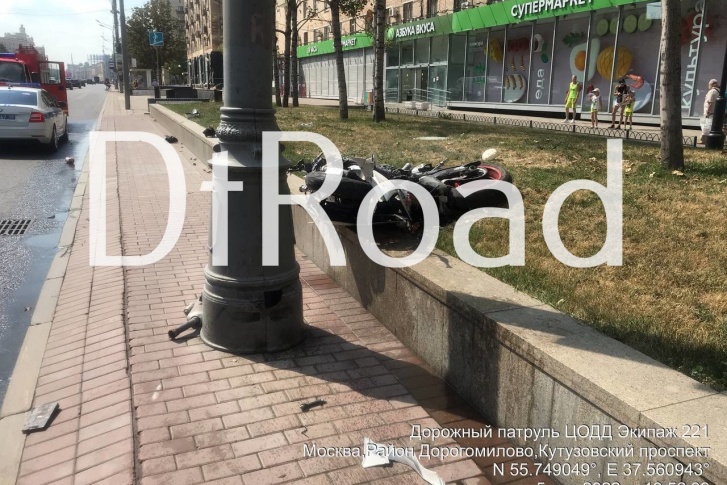 Мотоцикл вылетел на тротуар Кутузовского проспекта во время ДТП