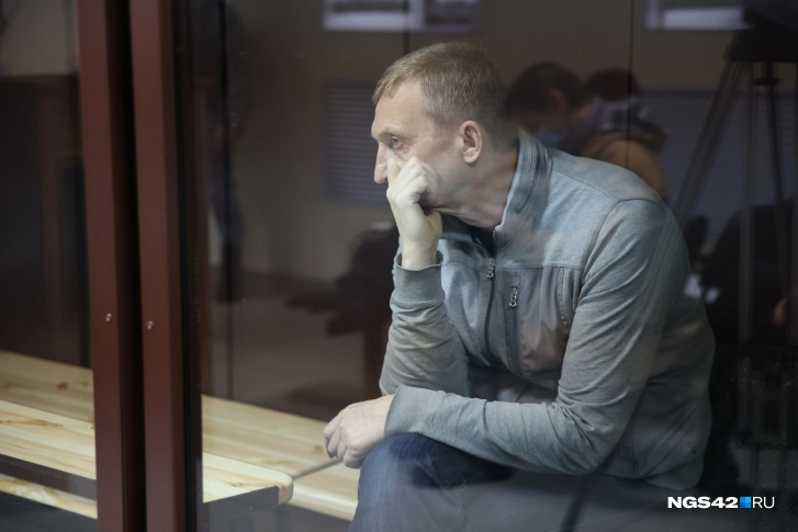 Бывший экс-глава СУ СКР по Кузбассу находится за стеклом в кабине для подсудимых Бывший экс-глава СУ СКР по Кузбассу находится за стеклом в кабине для подсудимых
