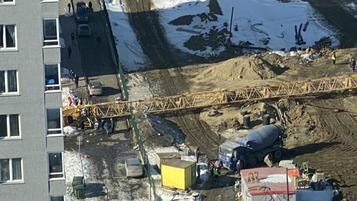 На стройплощадке в Челябинске в результате падения башенного крана погиб крановщик