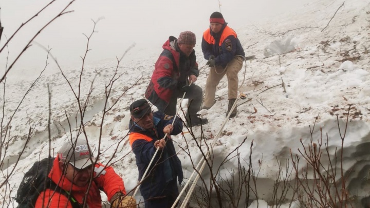 В горах Сочи турист решил сделать фото и упал в трехметровый сугроб с ручьем