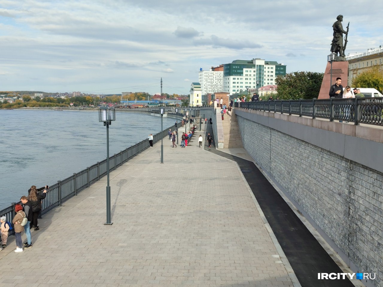Полицейский спас подростка из Иркутска, который упал в Ангару на Нижней набережной
