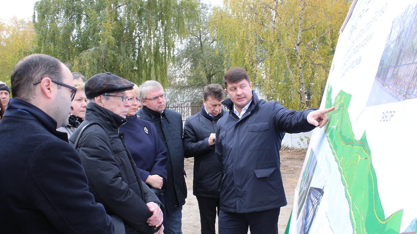 Обсуждение проекта благоустройства в Химках в октябре 2015 года (Александр Квасников — крайний слева, Владимир Слепцов — справа у стенда)