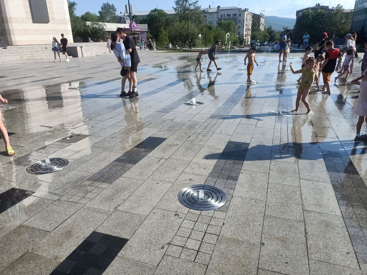 Некоторые говорят, что вода в фонтане на Театральной площади пахнет канализацией. Но, возможно, это просто наносит запах с очистных — в моменте на фото вода пахла хлоркой Некоторые говорят, что вода в фонтане на Театральной площади пахнет канализацией. Но, возможно, это просто наносит запах с очистных — в моменте на фото вода пахла хлоркой