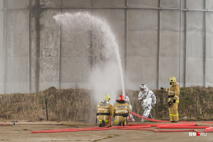 На учениях пожарных готовят к работе в разных условиях — и на городских пожарах, и на лесных