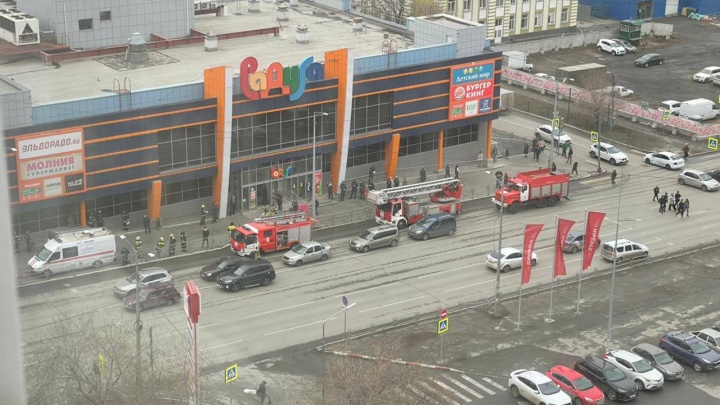 Пожарные и силовики примчались в торговый комплекс в центре Челябинска