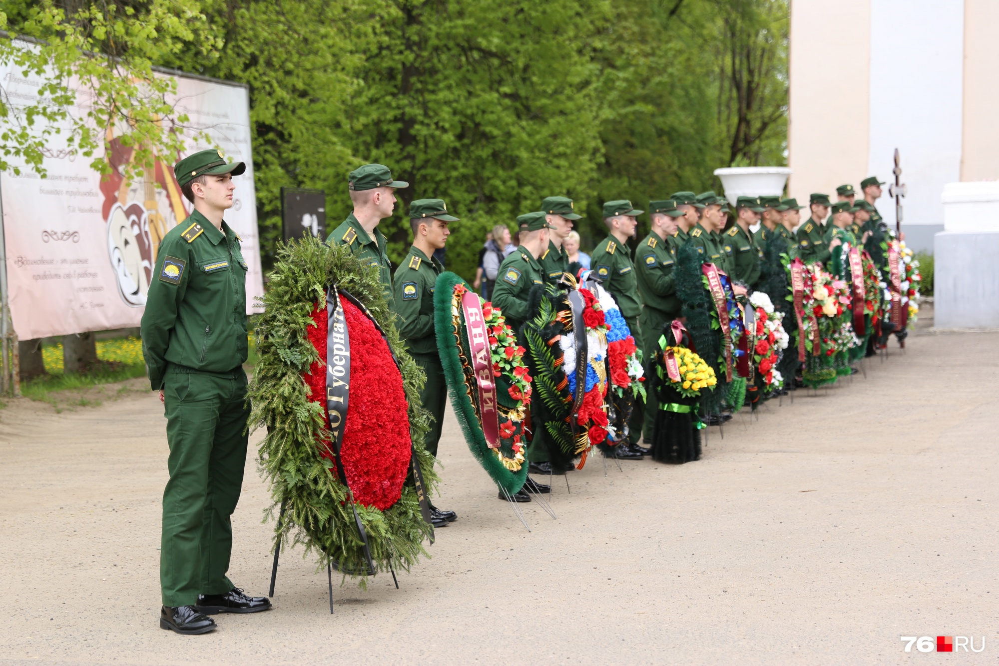 10 10 военнослужащим. Иван Будкин Данилов похороны. Могилы военных. Прощание с погибшим военнослужащим. Погибшие военные на Украине.