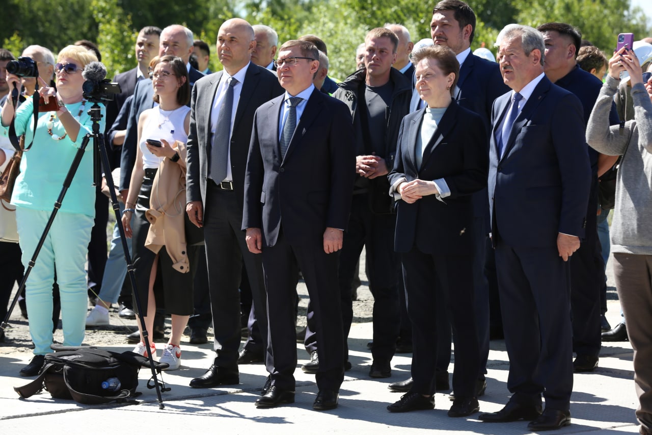 На открытие стройки приехали губернатор Наталья Комарова, полпред Владимир Якушев и глава «Мостострой-11» Николай Руссу На открытие стройки приехали губернатор Наталья Комарова, полпред Владимир Якушев и глава «Мостострой-11» Николай Руссу