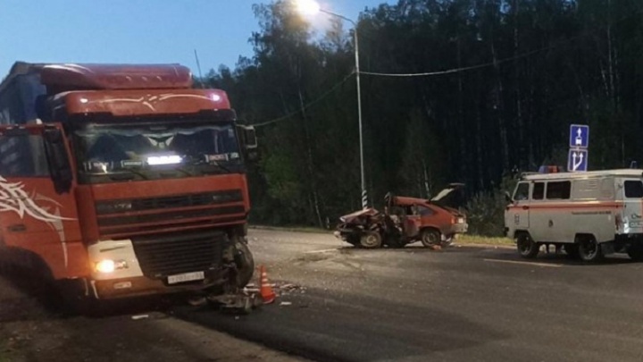В ДТП на трассе Тюмень — Омск погиб водитель «Москвича». Легковушка превратилась в груду металла