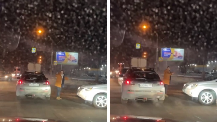 В Новосибирске на загруженный перекресток вышел мужчина и начал регулировать движение. Что ему грозит