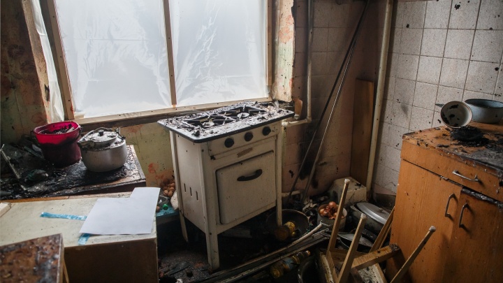 Пытался открыть дверь, но не смог: под Волгоградом в квартире сгорели мать и сын
