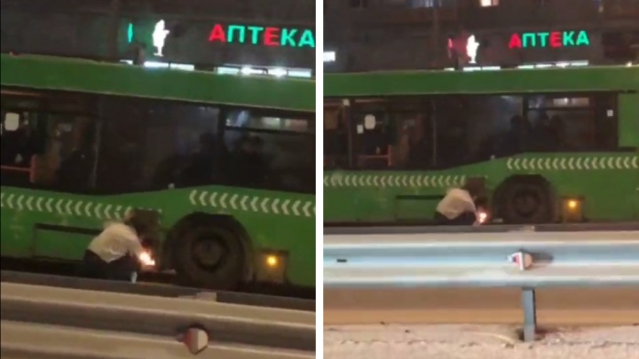 Водитель в Красноярске грел с помощью открытого огня полный людей автобус