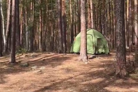 На берегу наш читатель обнаружил стихийный палаточный городок На берегу наш читатель обнаружил стихийный палаточный городок