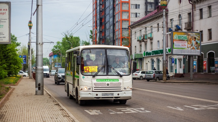 Автобус высаживает читинцев за 1,5 км до остановки из-за плохой дороги — хуже всего приходится пожилым