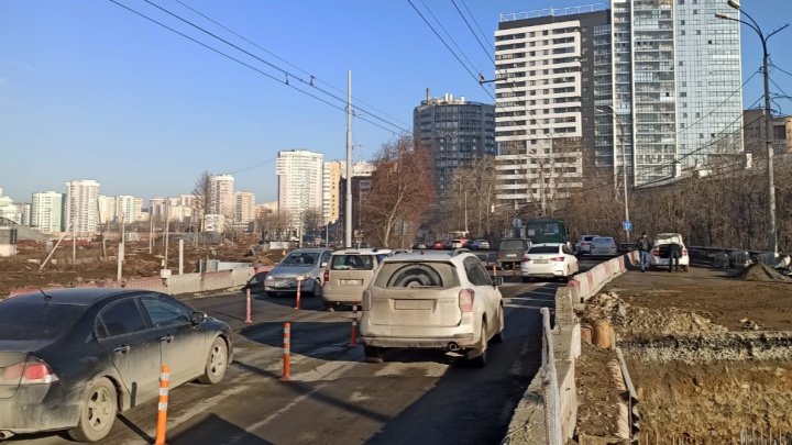 Пробок станет меньше! В Екатеринбурге срочно расширили дорогу на Щербакова, ведущую в центр