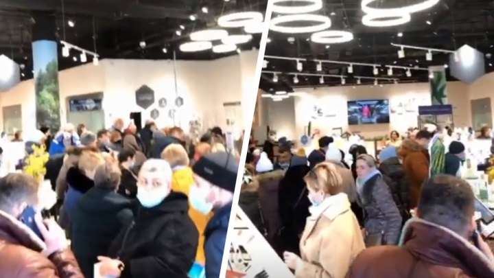 «Закупиться по старым ценам»: в американский магазин в Екатеринбурге выстроилась огромная очередь