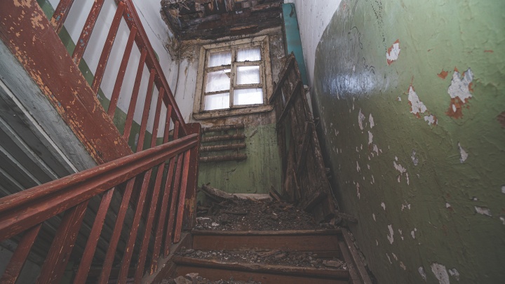 В двухэтажке на Коломенской над лестницей обвалился потолок. Дом признан аварийным, но в нем всё еще живут люди