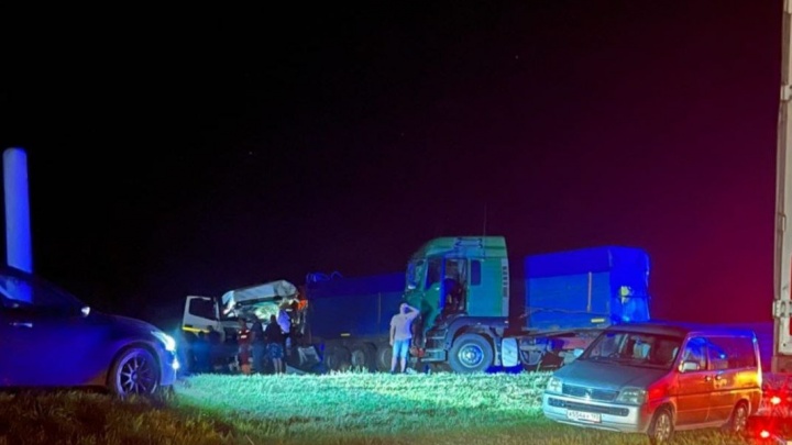 На Кубани случилось ДТП с 5(!) грузовиками и иномаркой