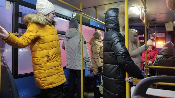 Кондукторы боятся «получить в морду», а маски валяются в салонах: как пассажиры соблюдают антиковидный режим в автобусах Уфы