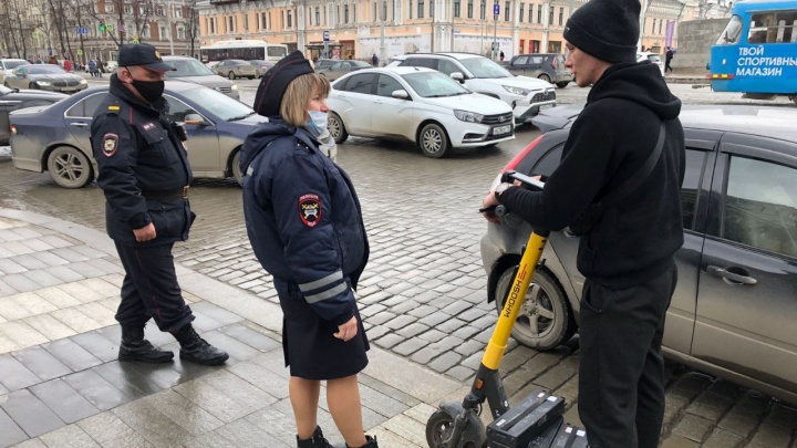 В Екатеринбурге сотрудники ГИБДД вышли на улицы, чтобы ловить пешеходов-нарушителей