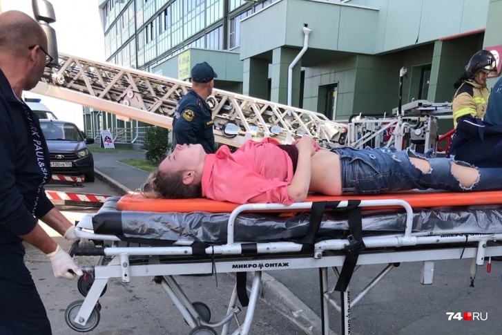 Девушка упала с балкона на пятом этаже и выжила. Сейчас она находится в больнице Девушка упала с балкона на пятом этаже и выжила. Сейчас она находится в больнице