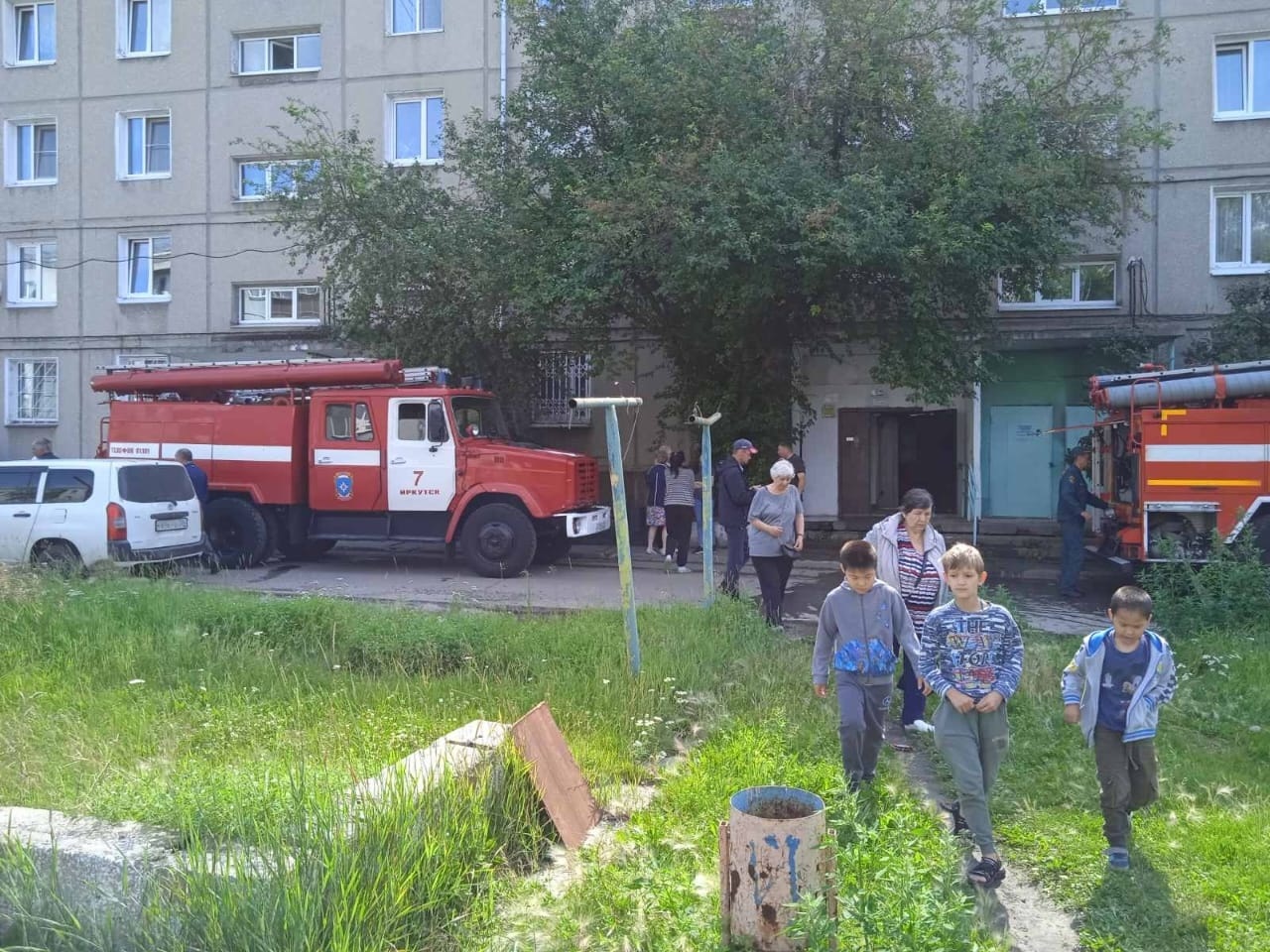 Пожарные спасли человека из горящего дома на Розы Люксембург в Иркутске