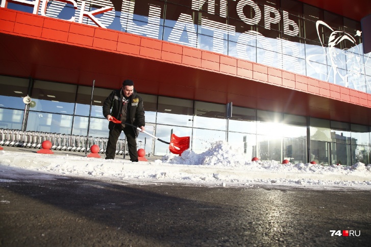 Кажется, пока челябинский аэропорт проигрывает борьбу со снегом