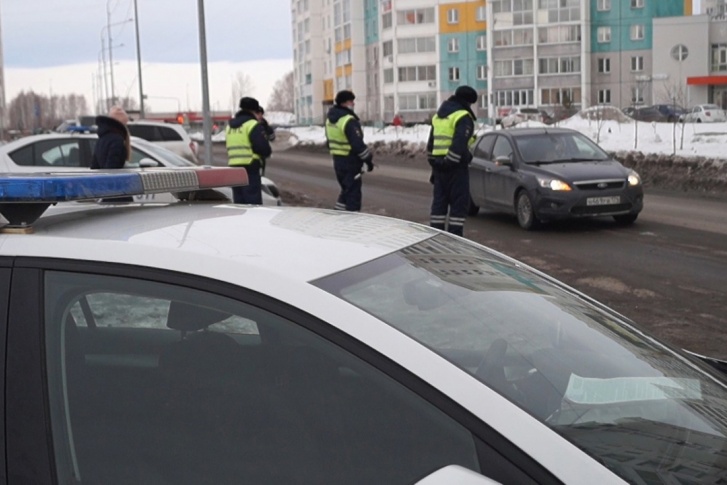 Водитель ударил полицейского ножом, но того спасла форма Водитель ударил полицейского ножом, но того спасла форма