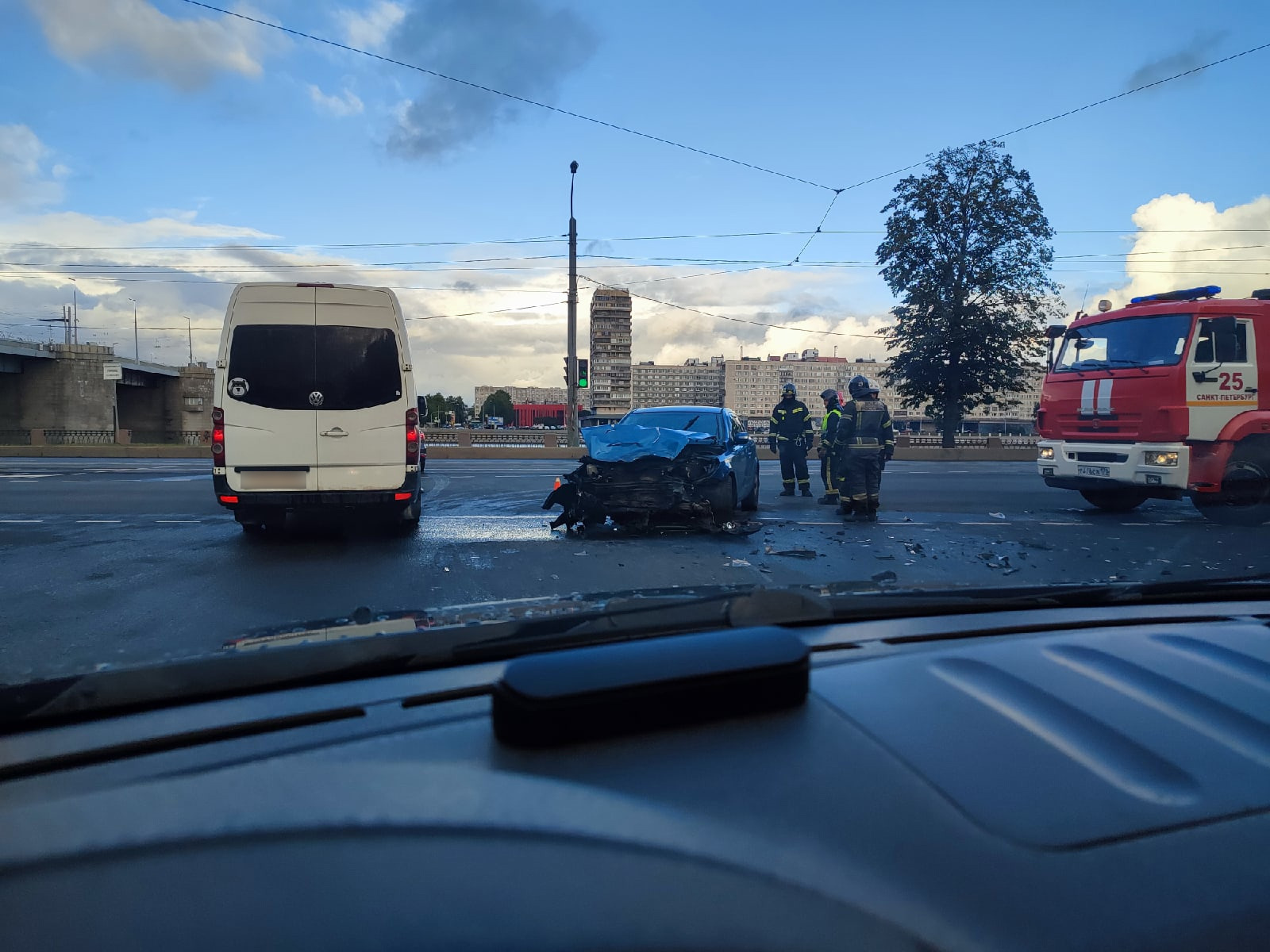 У Володарского моста разворотило КIА. В жёсткой аварии водителю повезло |  04.09.2022 | Санкт-Петербург - БезФормата