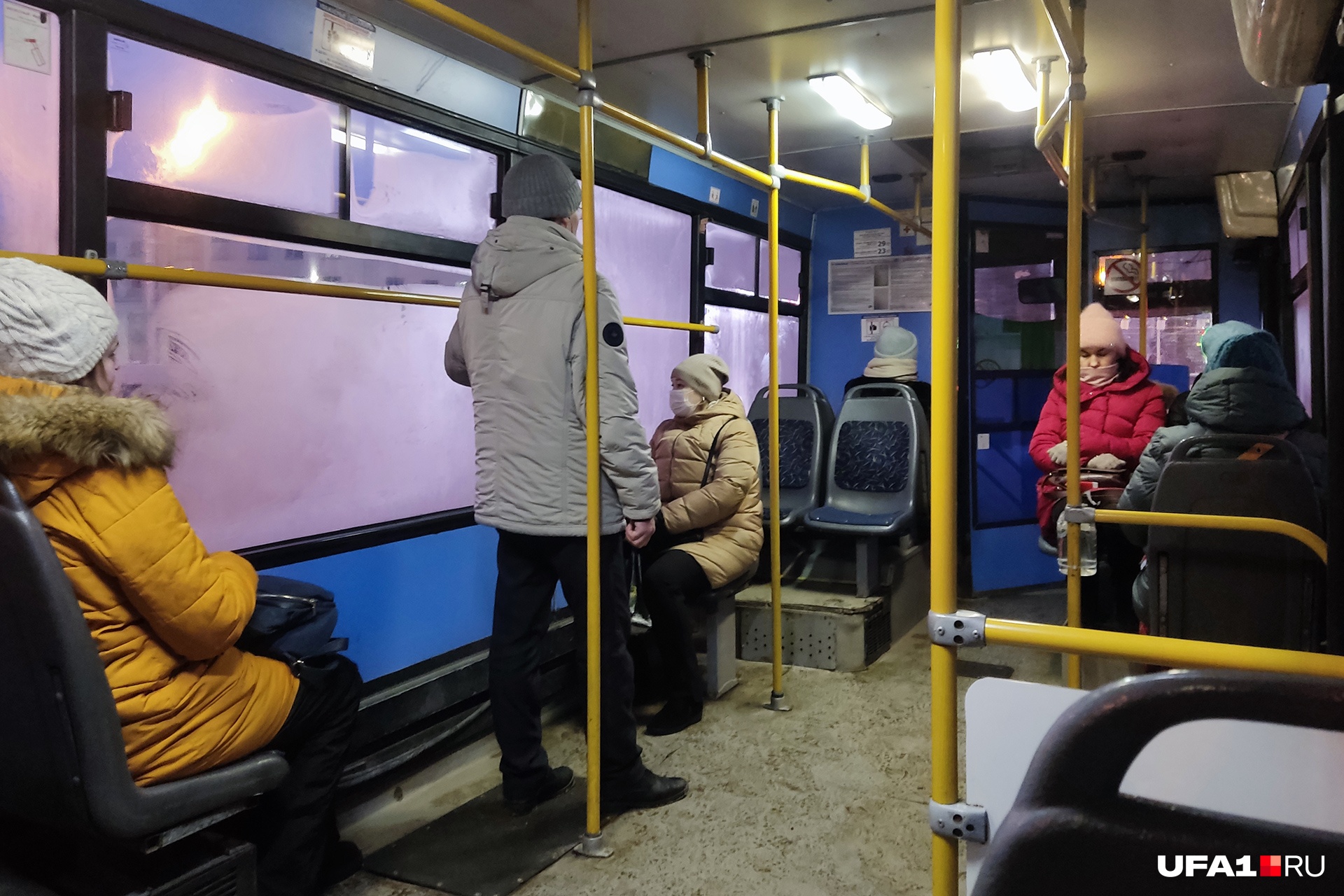 В автобусах хоть иногда, но всё же соблюдается социальная дистанция