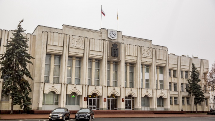Власти потратят 1,7 миллиона на голубые ели у здания правительства Ярославской области