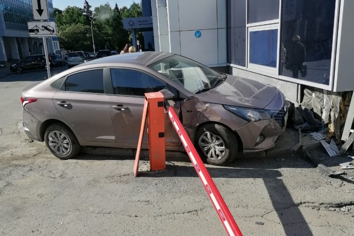 Водитель Hyundai сбила пешехода и врезалась в здание Водитель Hyundai сбила пешехода и врезалась в здание