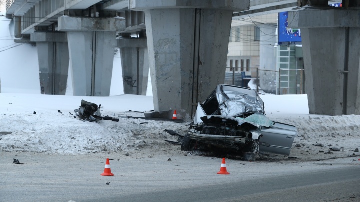 В Новосибирске Subaru Legacy врезался в опору моста — погиб 35-летний водитель и его пассажир