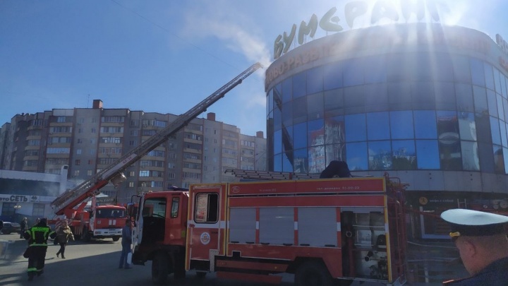 «Не смогли довезти до больницы». На пожаре в курском торговом центре погиб 40-летний мужчина