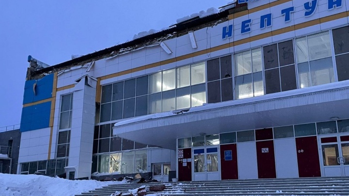 На Урале из-за скопившегося снега обрушилась крыша бассейна