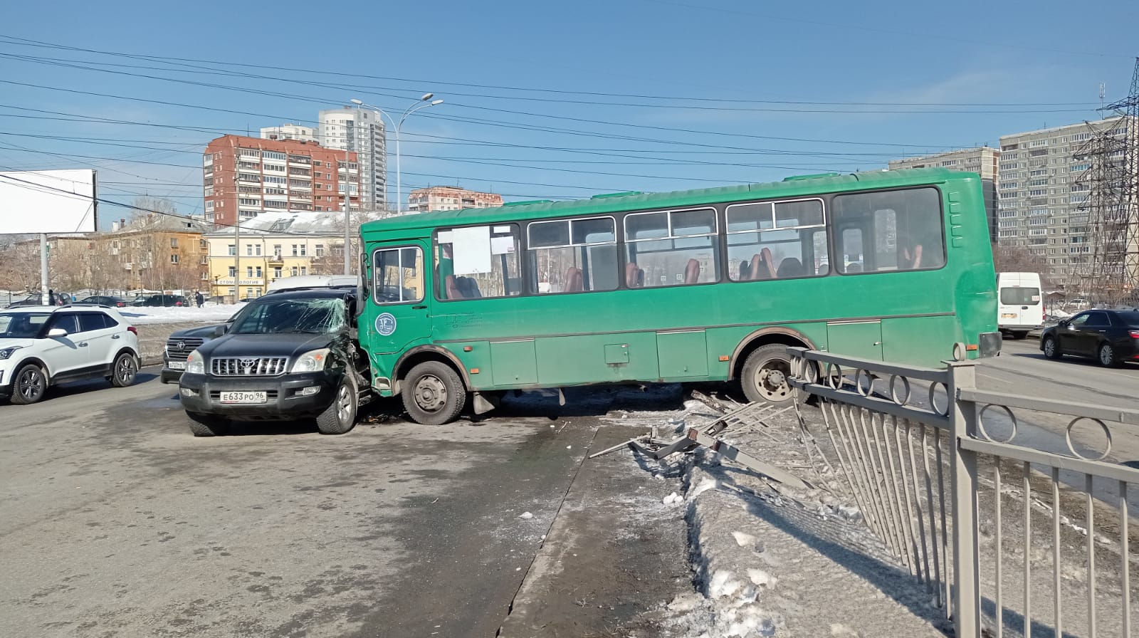 На Бебеля столкнулись автобус и две легковушки. В ДТП пострадали два человека